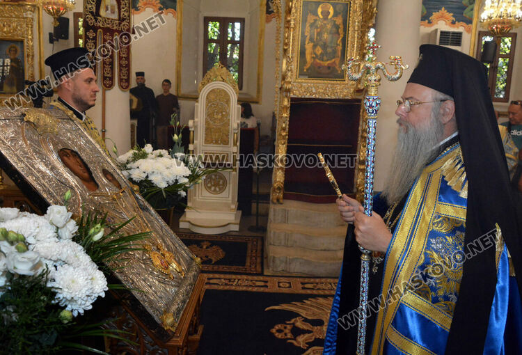 Стотици миряни посрещнаха чудотворна икона в Хасково