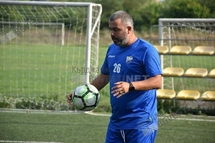 Футболният спец Светли Горчев тренира деца от Футболна академия "Арда 1924"