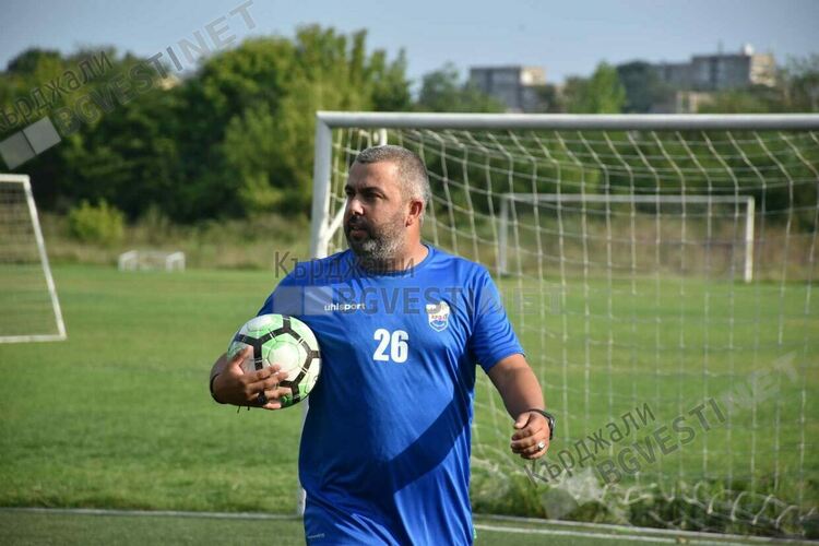 Футболният спец Светли Горчев тренира деца от Футболна академия "Арда 1924"