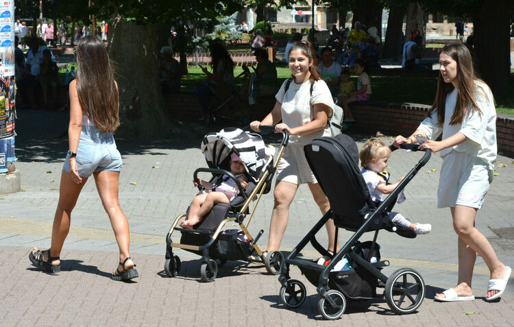 Жега и слънце, надежда за дъжд в Западна България