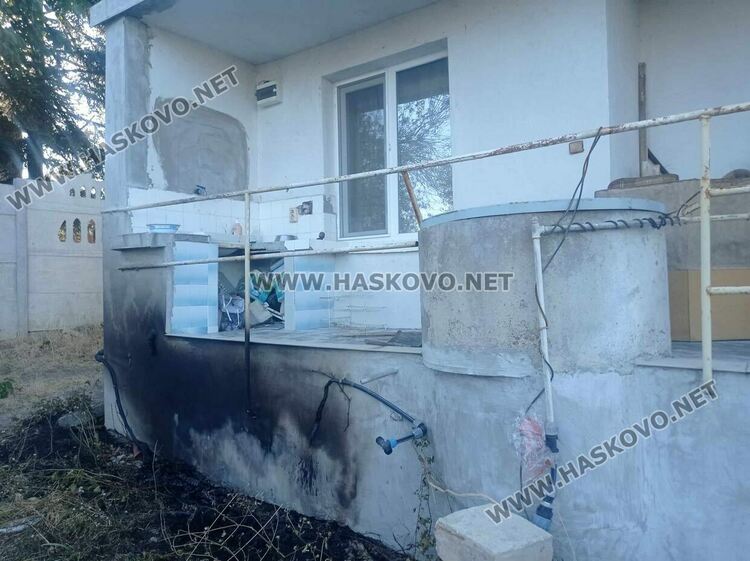 Пожарът край Хасково засегна къща, унищожи пристройки и фотоволтаична централа