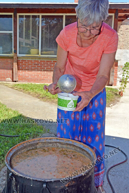 Раздават два казана фасул за празника Голяма Богородица