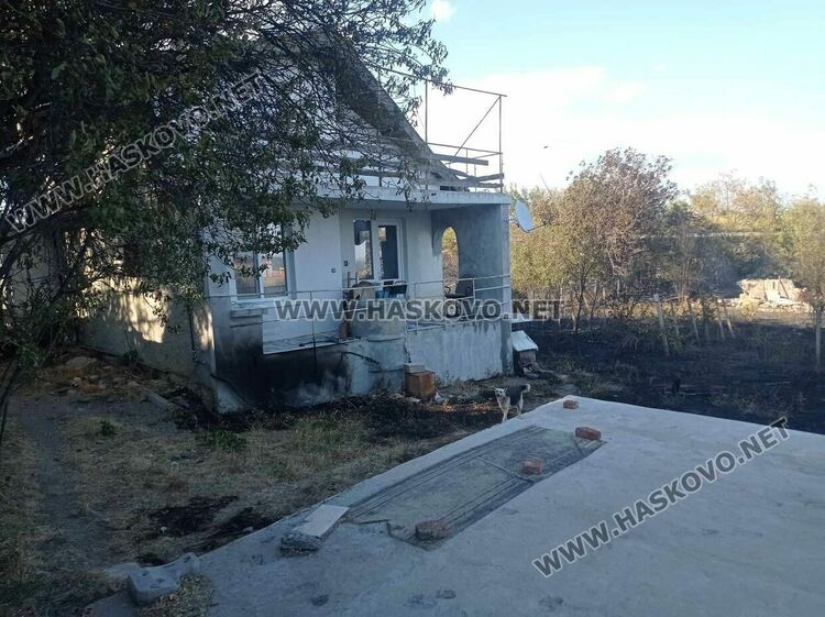 Пожарът край Хасково засегна къща, унищожи пристройки и фотоволтаична централа