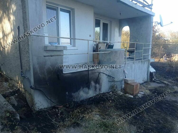 Пожарът край Хасково засегна къща, унищожи пристройки и фотоволтаична централа