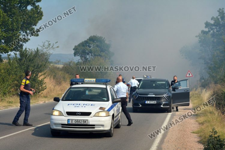 Пожар до "Ходжова чешма" затвори международния път Е-80
