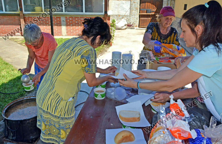 Раздават два казана фасул за празника Голяма Богородица