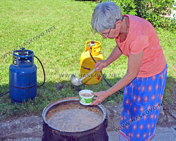 Раздават два казана фасул за празника Голяма Богородица
