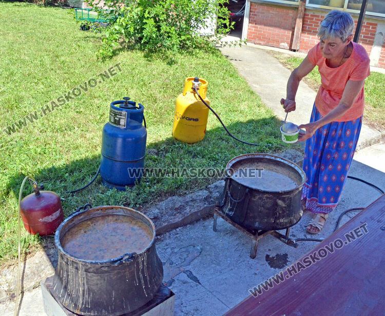 Раздават два казана фасул за празника Голяма Богородица
