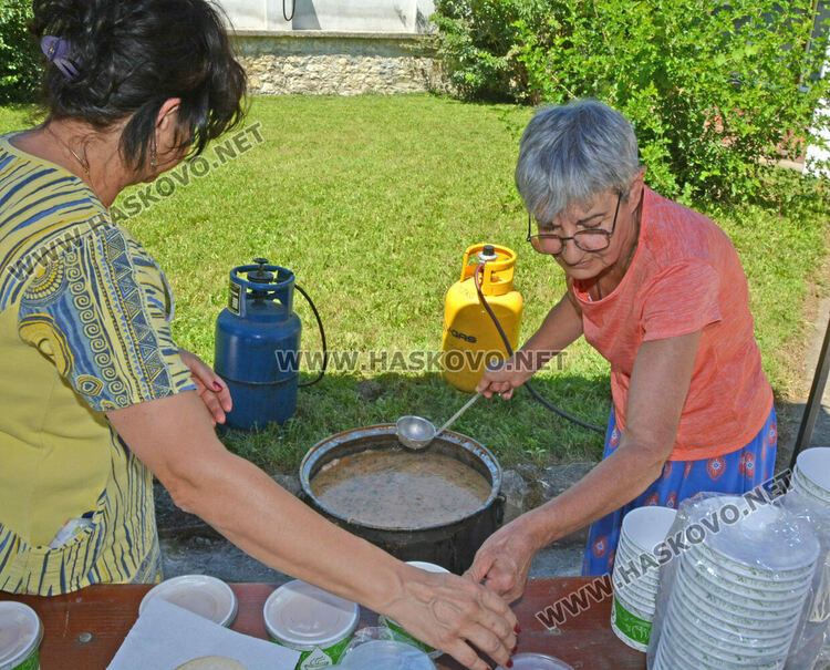 Раздават два казана фасул за празника Голяма Богородица