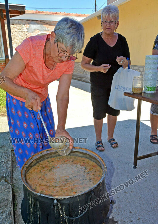 Раздават два казана фасул за празника Голяма Богородица