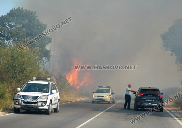 Пожар до "Ходжова чешма" затвори международния път Е-80