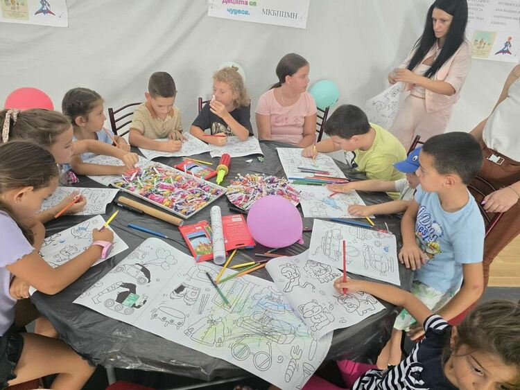 Щафетни игри и цветни приключения за най-малките жители на община Рудозем