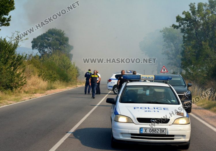 Пожар до "Ходжова чешма" затвори международния път Е-80