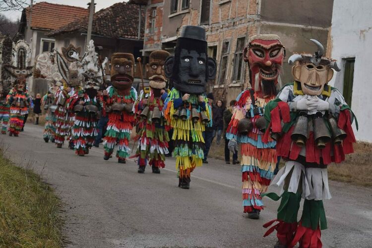 Туристически информационен център и изложба на сурвакарските обичаи посрещат посетители в земенското село Елов дол