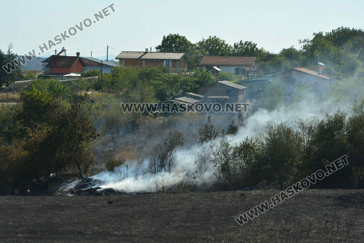Пожарът край Хасково засегна къща, унищожи пристройки и фотоволтаична централа