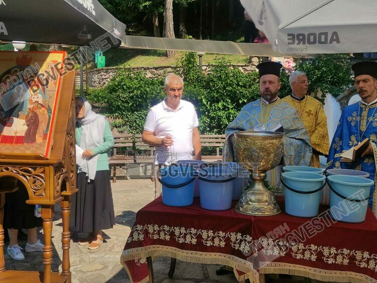 За Широка лъка днес е голям празник, стотици се поклониха на Света Богородица в Пампорово /галерия/