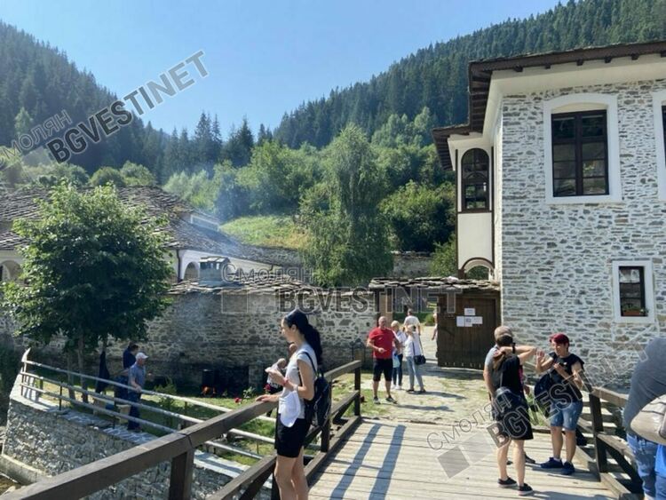 За Широка лъка днес е голям празник, стотици се поклониха на Света Богородица в Пампорово /галерия/