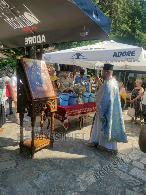 За Широка лъка днес е голям празник, стотици се поклониха на Света Богородица в Пампорово /галерия/