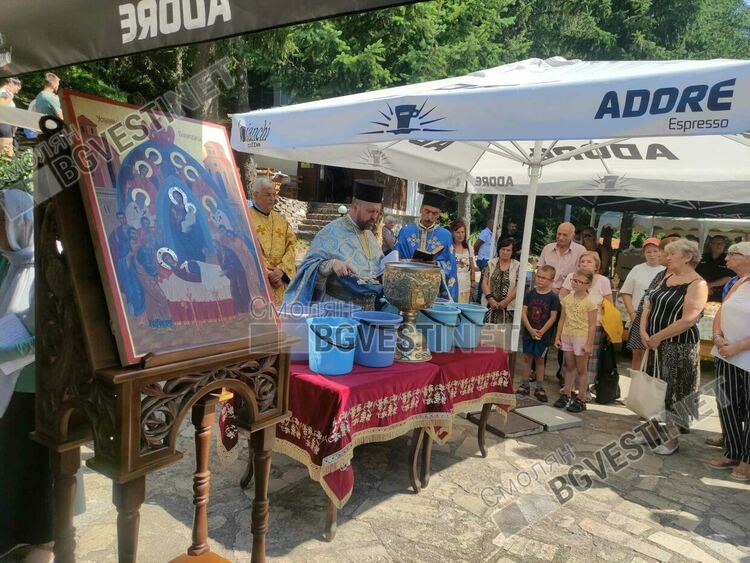 За Широка лъка днес е голям празник, стотици се поклониха на Света Богородица в Пампорово /галерия/