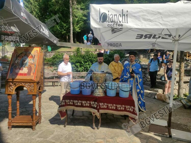 За Широка лъка днес е голям празник, стотици се поклониха на Света Богородица в Пампорово /галерия/