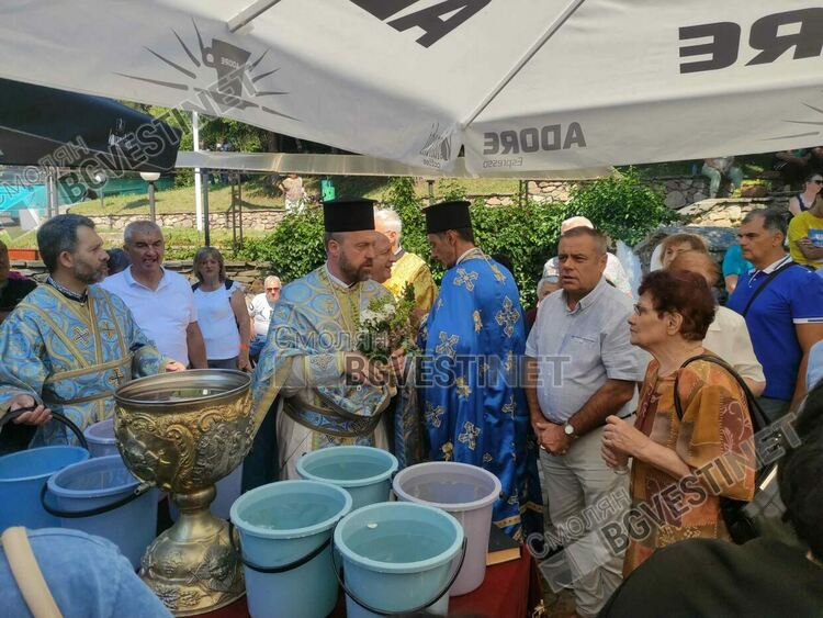 За Широка лъка днес е голям празник, стотици се поклониха на Света Богородица в Пампорово /галерия/