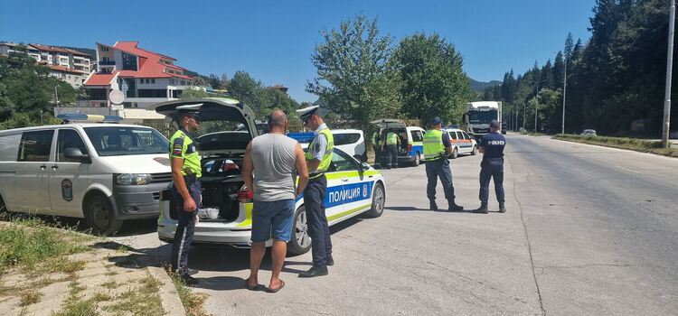 Полицията отчете: 17 проверени автомобила и 21 граждани, четири глоби 