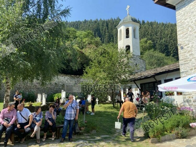 За Широка лъка днес е голям празник, стотици се поклониха на Света Богородица в Пампорово /галерия/