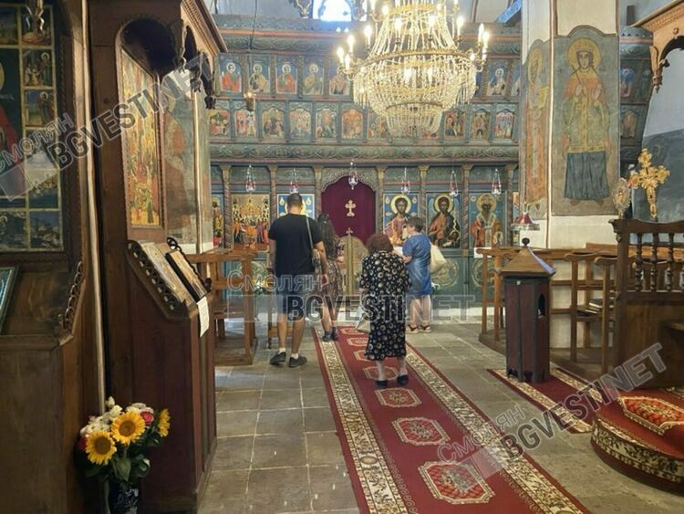 За Широка лъка днес е голям празник, стотици се поклониха на Света Богородица в Пампорово /галерия/