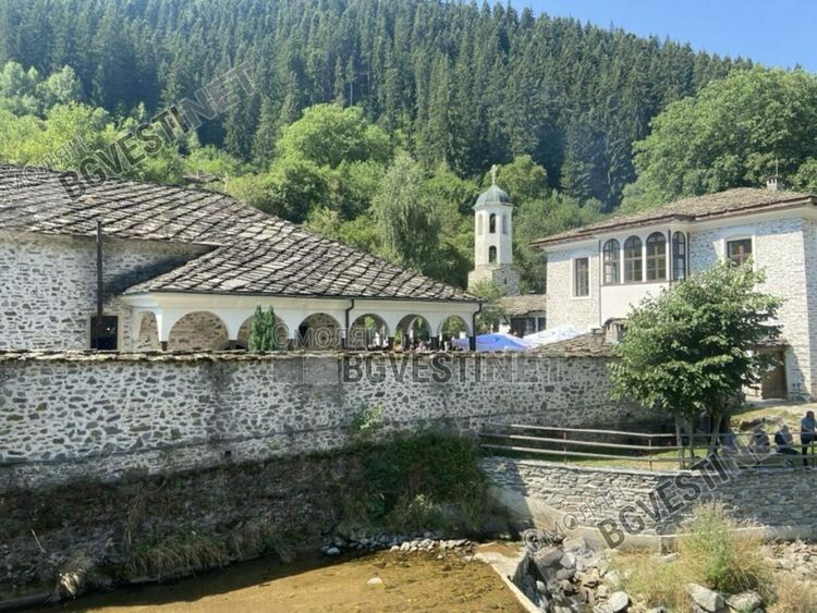 За Широка лъка днес е голям празник, стотици се поклониха на Света Богородица в Пампорово /галерия/