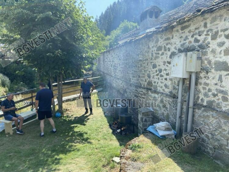 За Широка лъка днес е голям празник, стотици се поклониха на Света Богородица в Пампорово /галерия/