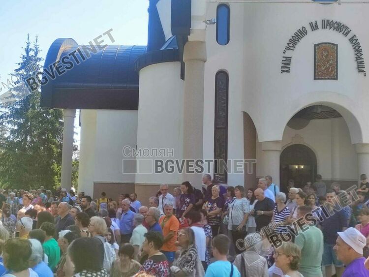 За Широка лъка днес е голям празник, стотици се поклониха на Света Богородица в Пампорово /галерия/
