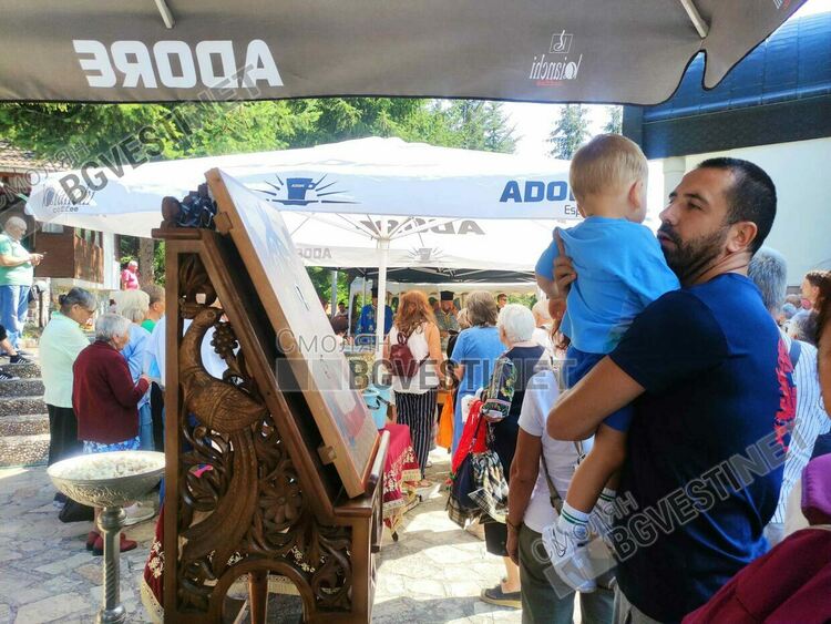 За Широка лъка днес е голям празник, стотици се поклониха на Света Богородица в Пампорово /галерия/