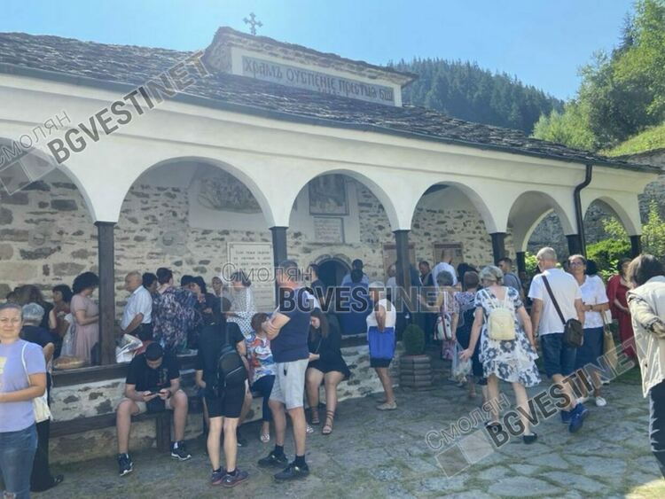 За Широка лъка днес е голям празник, стотици се поклониха на Света Богородица в Пампорово /галерия/