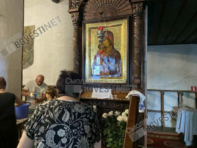 За Широка лъка днес е голям празник, стотици се поклониха на Света Богородица в Пампорово /галерия/