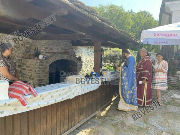 За Широка лъка днес е голям празник, стотици се поклониха на Света Богородица в Пампорово /галерия/