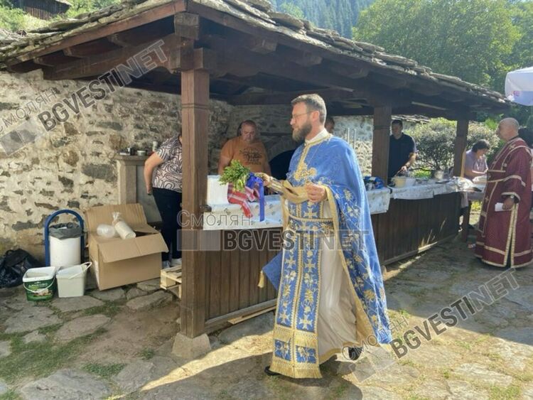 За Широка лъка днес е голям празник, стотици се поклониха на Света Богородица в Пампорово /галерия/