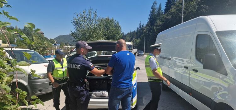 Полицията отчете: 17 проверени автомобила и 21 граждани, четири глоби 