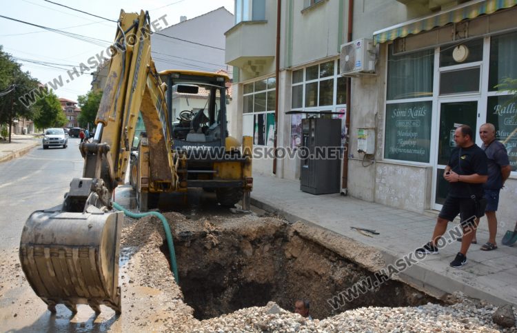 Тръбата на ул. „Банска“ пак протече, на сантиметри от скорошен ремонт