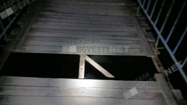 Дупка зейна във Въжения мост над Арда рано тази сутрин,опасността за преминаващите е реална