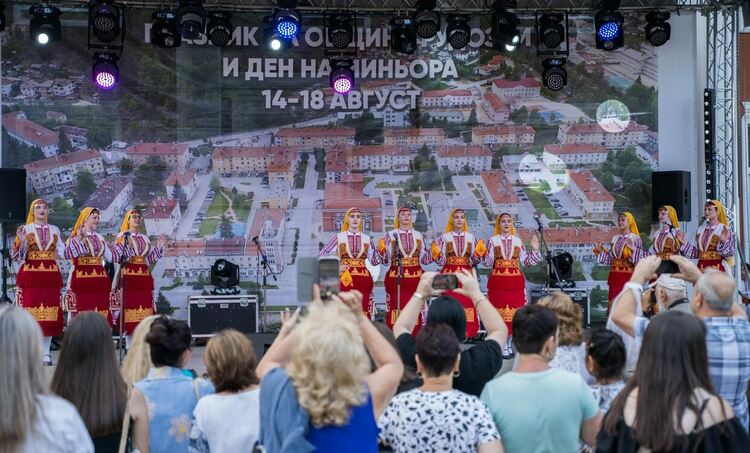 Рудозем празнува! Програмата започна с изпълнения на читалищни състави /галерия/