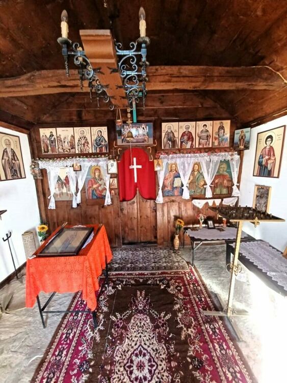 Доброволци възстановяват параклиси в село Бачково