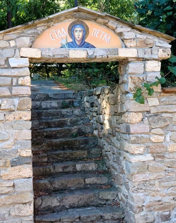 Доброволци възстановяват параклиси в село Бачково