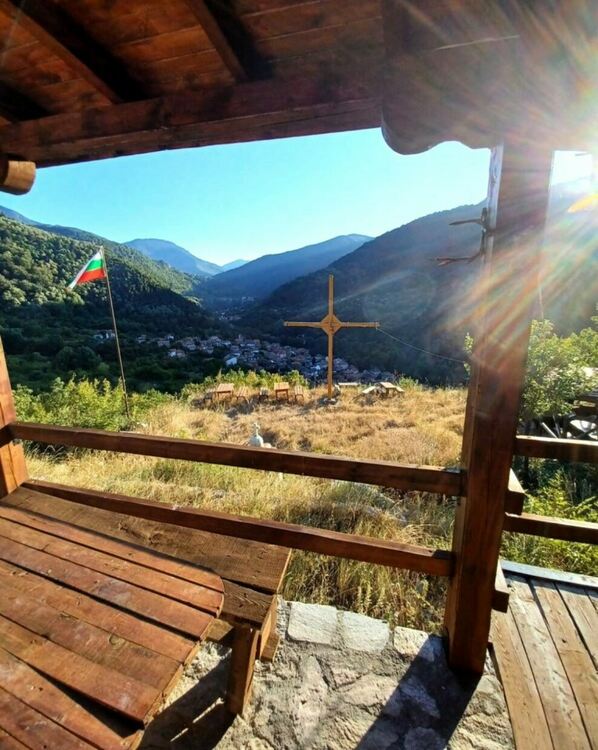 Доброволци възстановяват параклиси в село Бачково