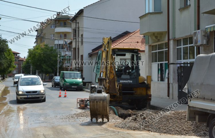 Тръбата на ул. „Банска“ пак протече, на сантиметри от скорошен ремонт