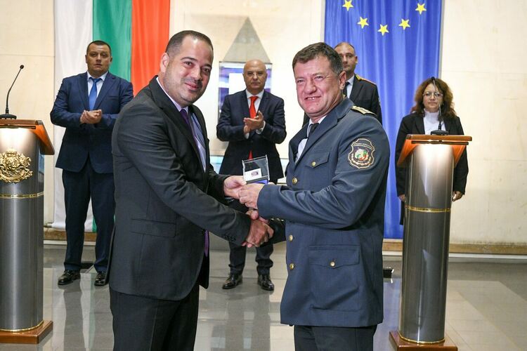 Вътрешният министър Калин Стоянов награждава Пламен Петков    Снимка МВР