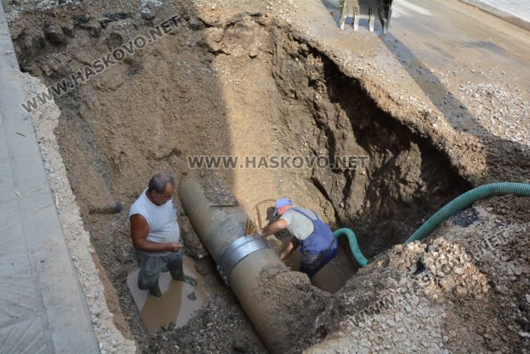 Тръбата на ул. „Банска“ пак протече, на сантиметри от скорошен ремонт