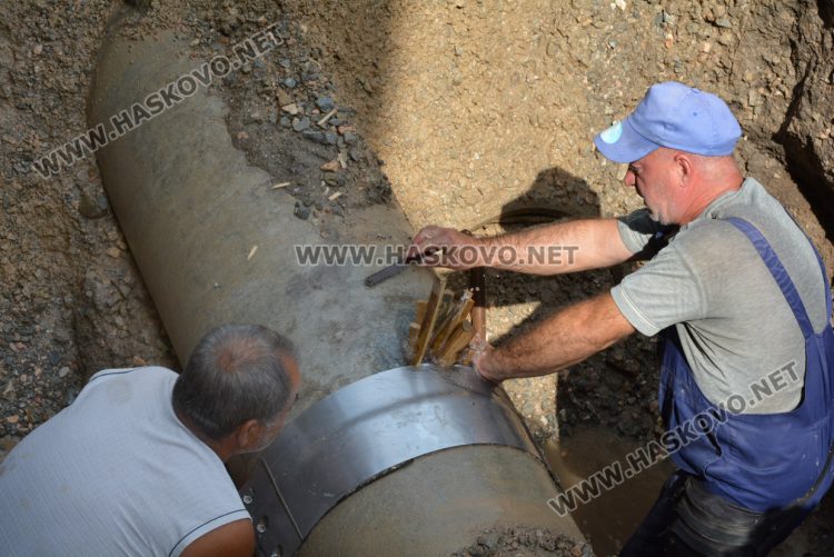 Тръбата на ул. „Банска“ пак протече, на сантиметри от скорошен ремонт