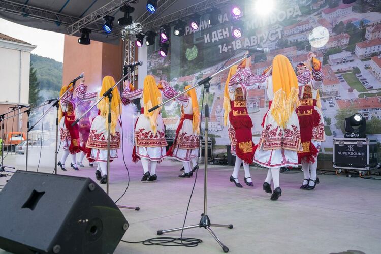 Рудозем празнува! Програмата започна с изпълнения на читалищни състави /галерия/