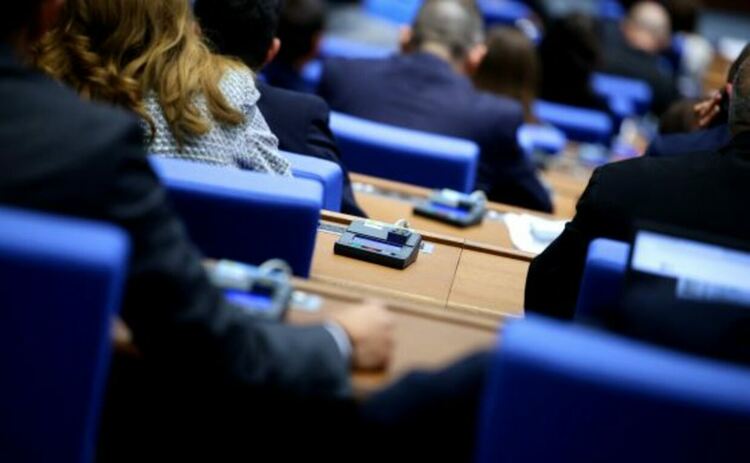 Депутатите заседават за последно преди ваканцията, събират се извънредно за клетвата на кабинета