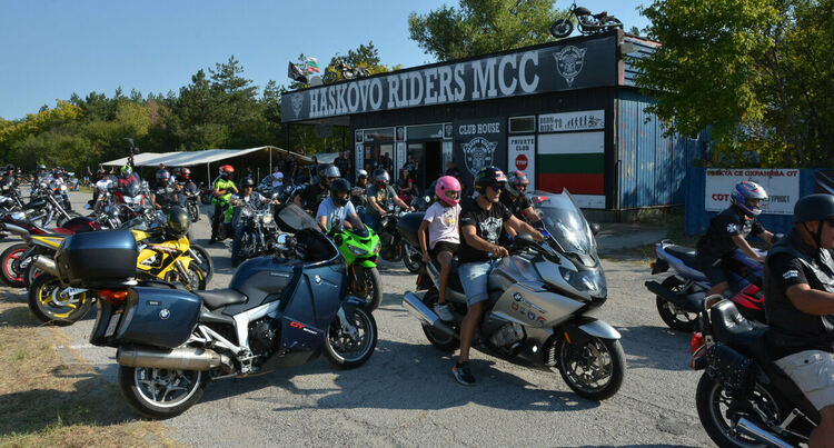 Над двеста мотористи се включиха в мотошествието в Хасково